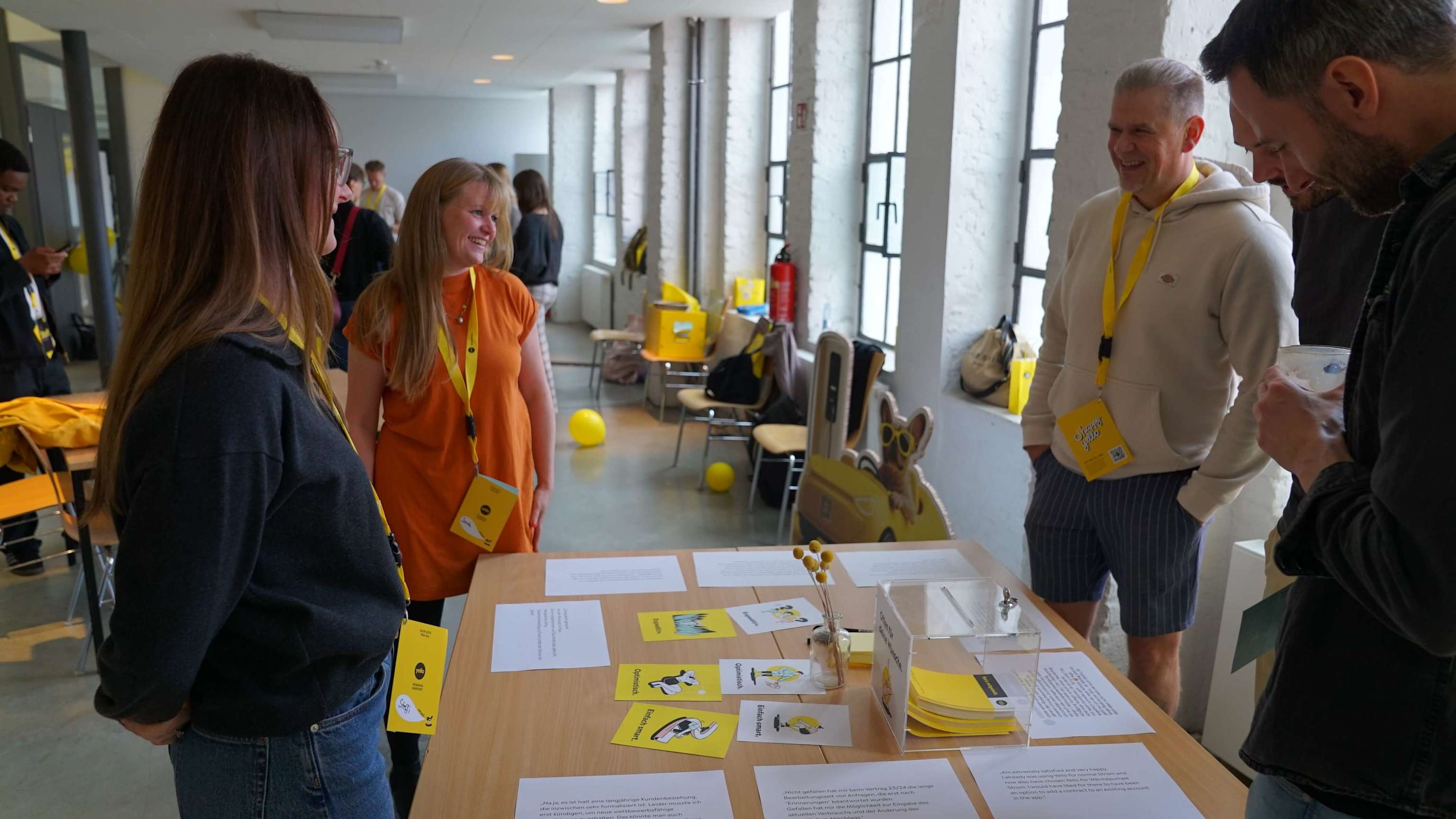 Ein Foto von Yello Mitarbeiterinnen und Mitarbeitern, die zusammen stehen und lachen