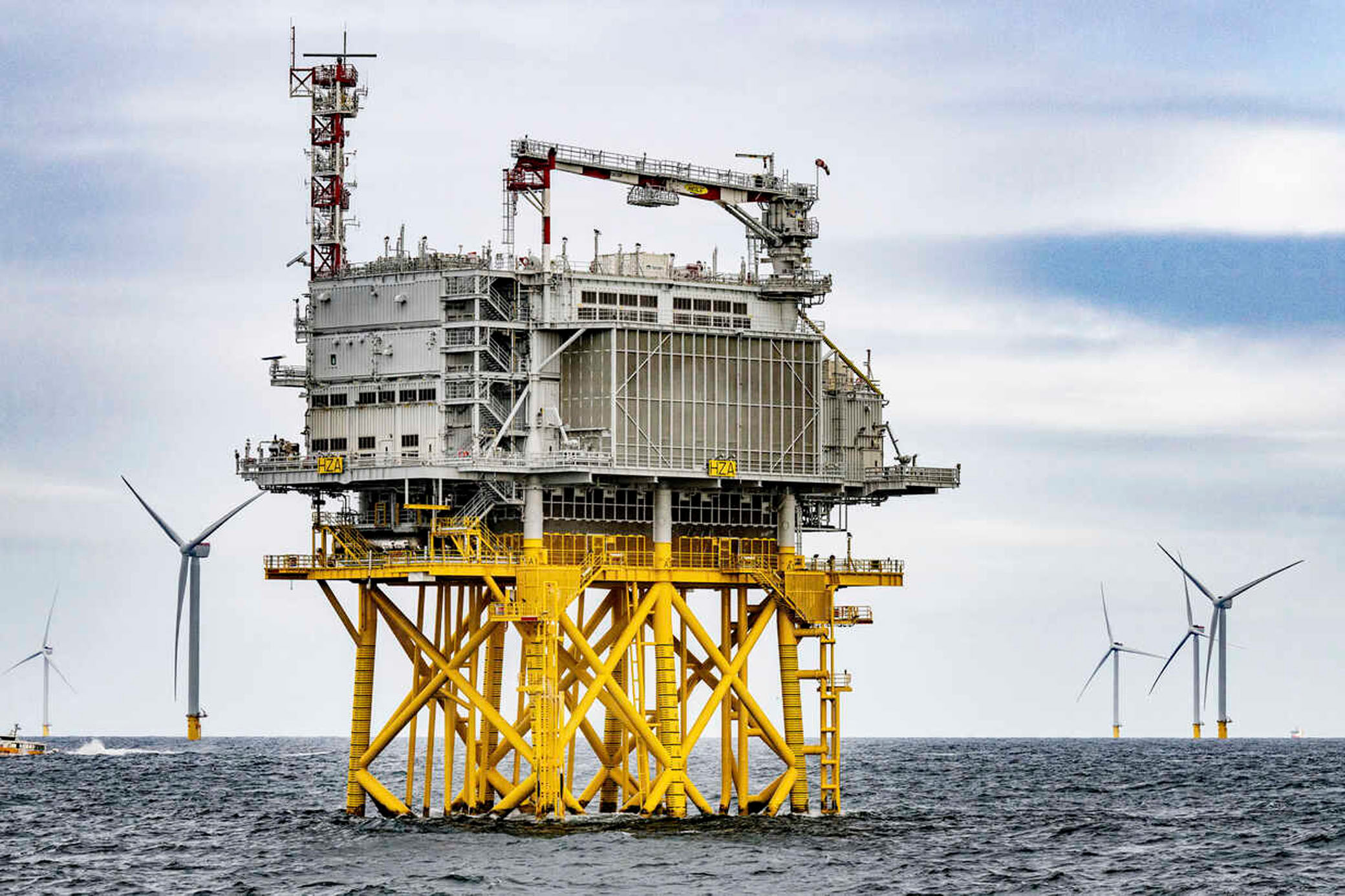 Das Offshore-Umspannwerk wandelt Windstrom auf eine höhere Spannung um Offshore Umspannwerk für Windparks auf dem Meer