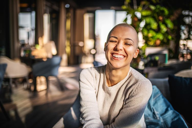 Mit Solarthermie zum Heizen bist du auf der Sonnenseite Frau lächelt in der Sonne
