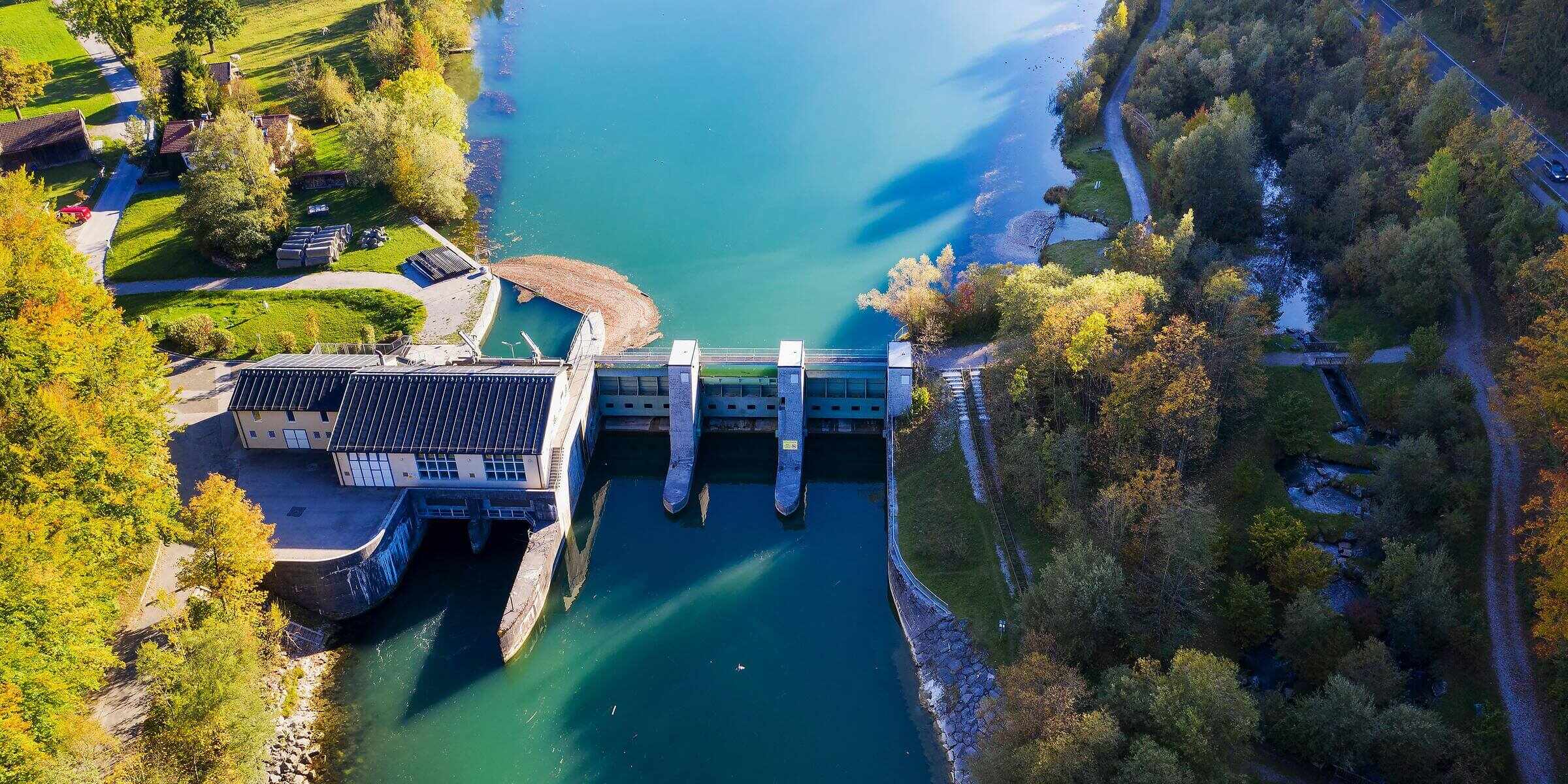 Ein Wasserkraftwerk in Deutschland von oben.