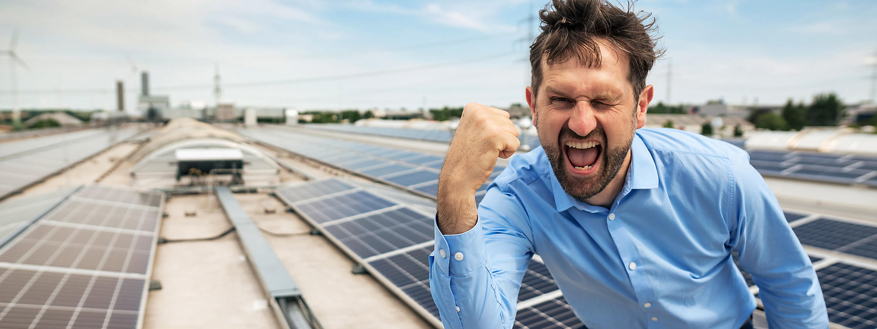 Solaranlage mieten: Deine sinnvolle Alternativ zum Kauf Ein Mann steht jubelnd auf einem Solar Dach