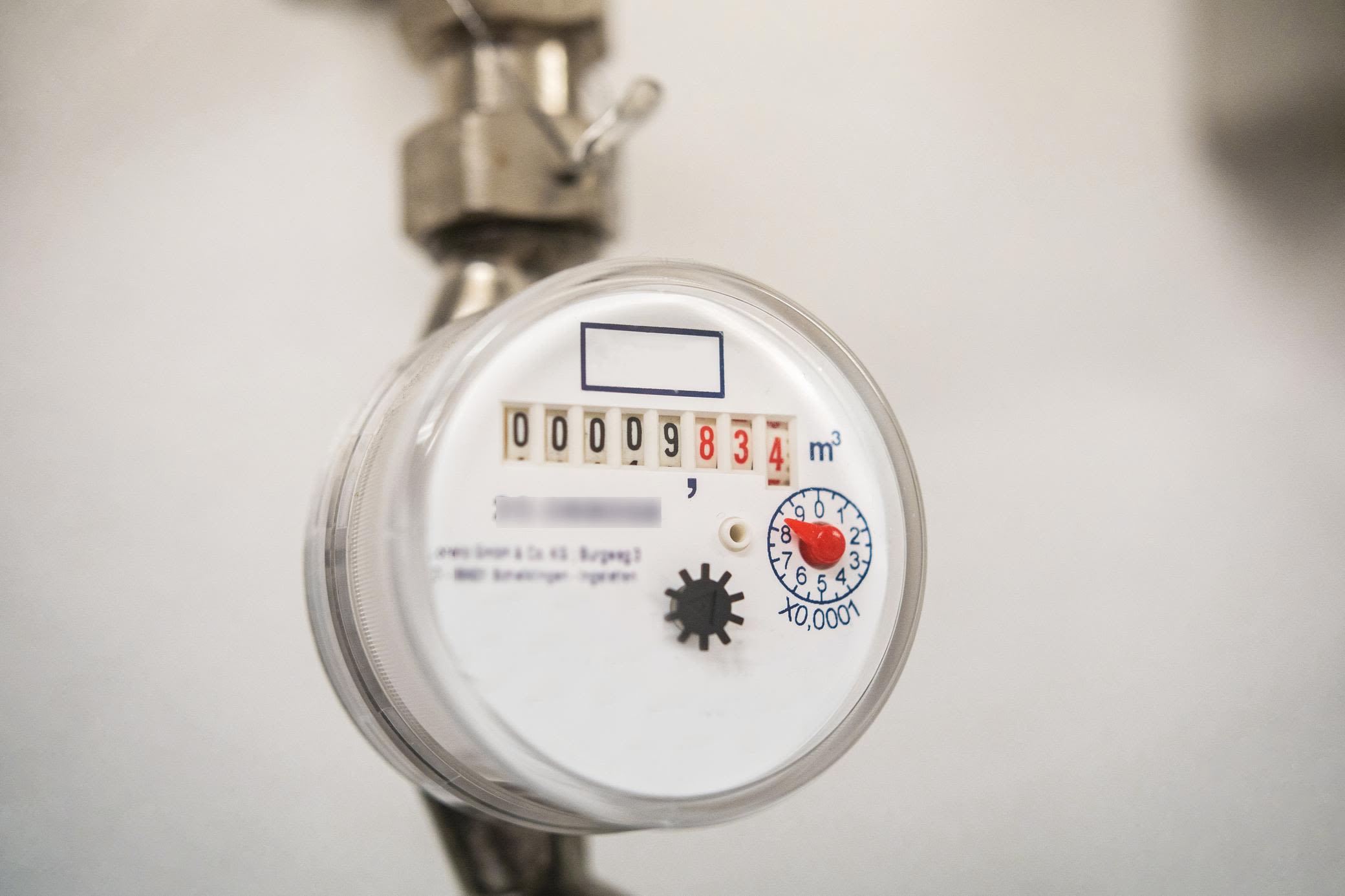 Ein Wasserzähler misst deinen Wasserverbrauch im Haushalt Ein analoger Wasserzähler, der deinen Wasserverbrauch misst