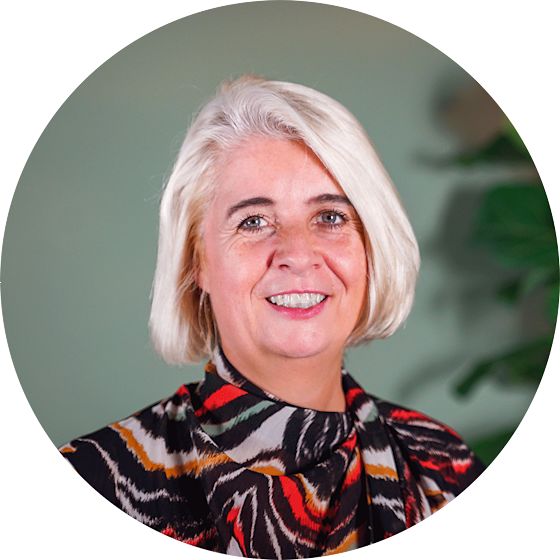 Deine Yello Presseanfrage richtest du gerne an Katharina Selinger Portrait Foto der Yello Pressesprecherin Katharina Selinger