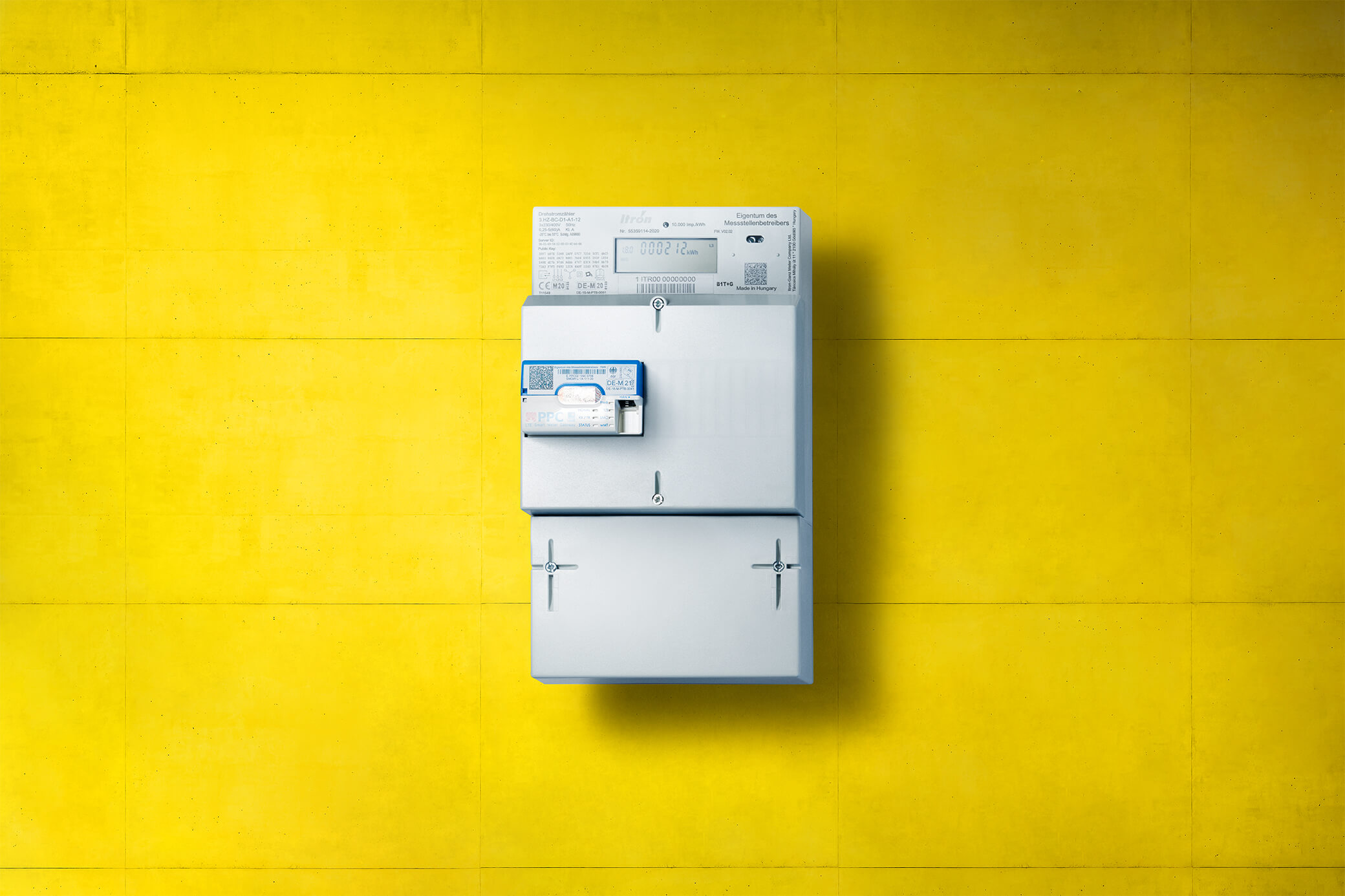 Intelligentes Messsystem - Smart Meter das auf gelbem Hintergrund hängt