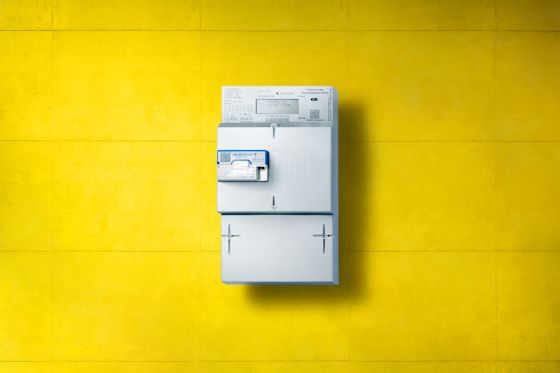 Ein intelligentes Messsystem heißt auch Smart Meter Intelligentes Messsystem - Smart Meter das auf gelbem Hintergrund hängt