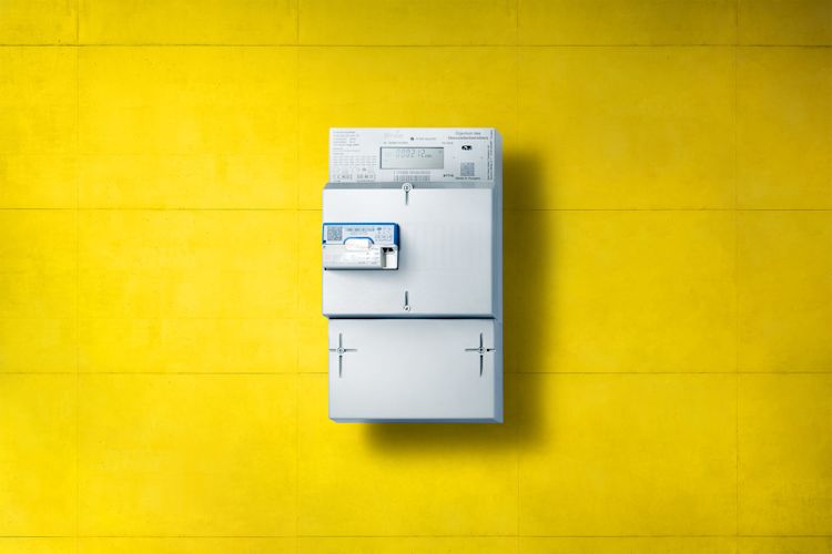 Ein intelligentes Messsystem heißt auch Smart Meter Intelligentes Messsystem - Smart Meter das auf gelbem Hintergrund hängt