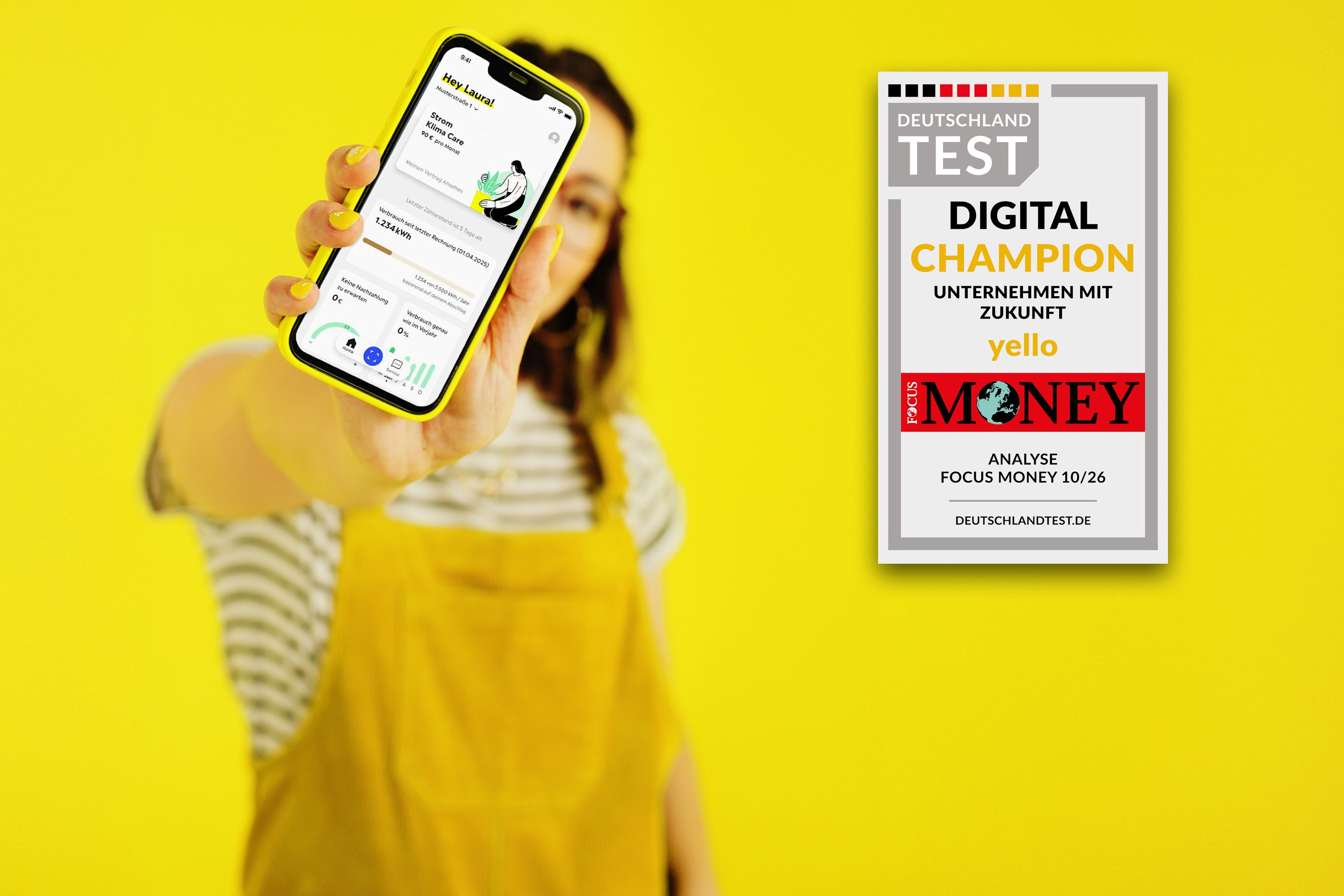 Focus Money-Testsiegel (Ausgabe 10/2026), das Yello als "Digital Champion" auszeichnet vor gelbem Hintergrund. Links davon zeigt eine junge Frau ein Smartphone, auf dem ein Feature der Yello App als Beispiel für eine digitale Anwendung abgebildet ist.