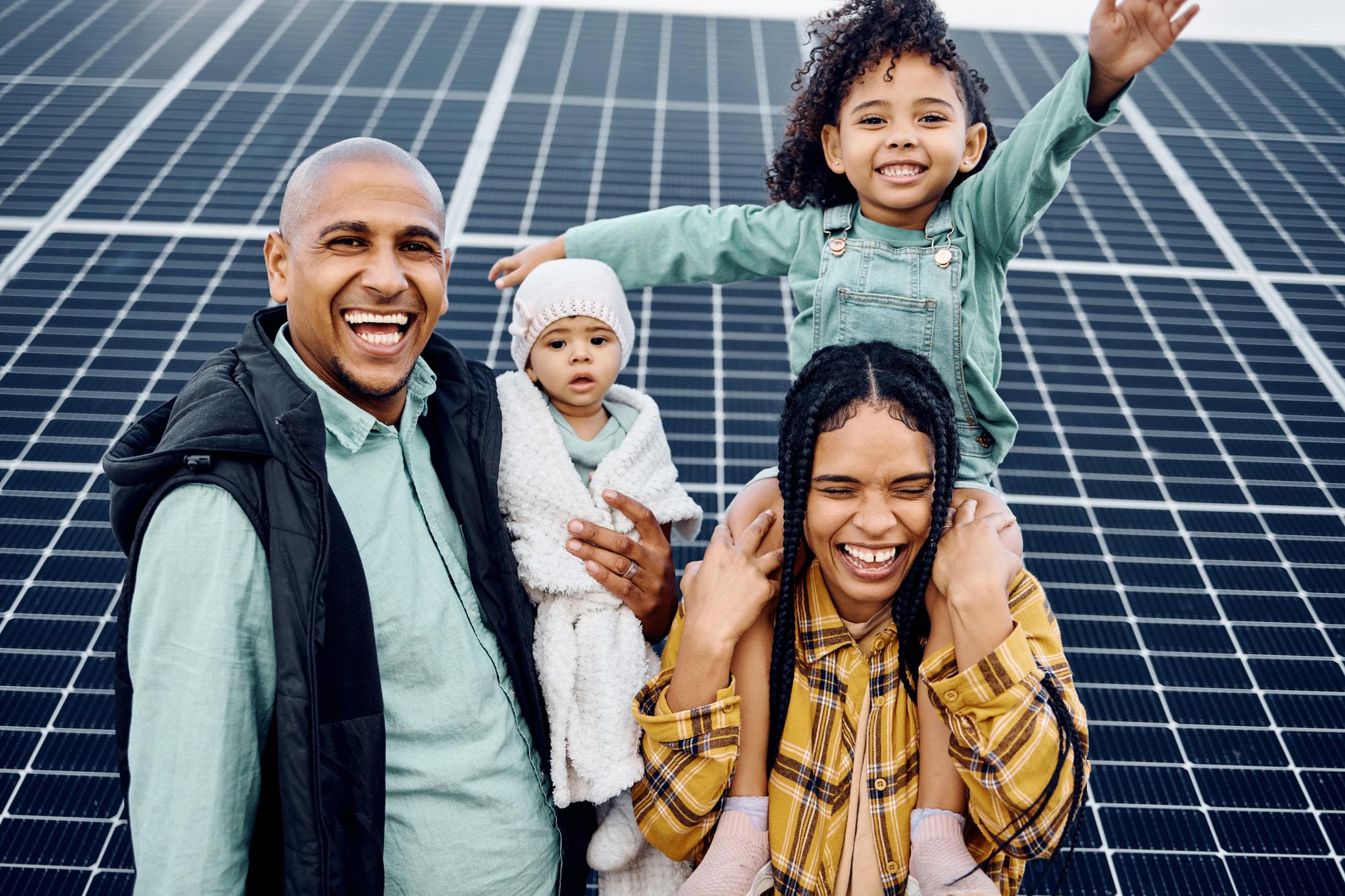 Eine Solaranlage ist deine Investition in die Zukunft Familie macht zusammen ein Foto vor Solaranlage