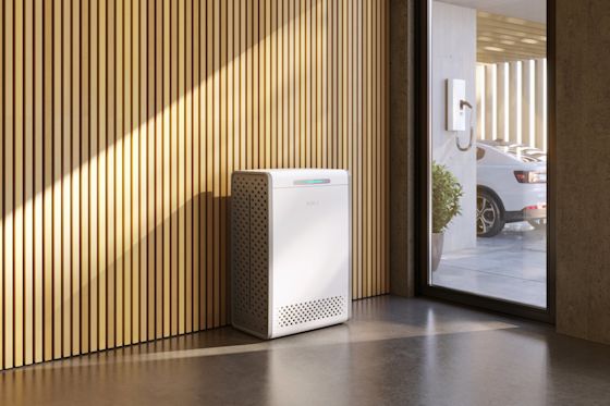 Nutze Netzstrom oder Solarstrom clever mit Heimspeicher Heimspeicher der Firma Senec im Eingangsbereich, mit E-Auto im Hintergrund