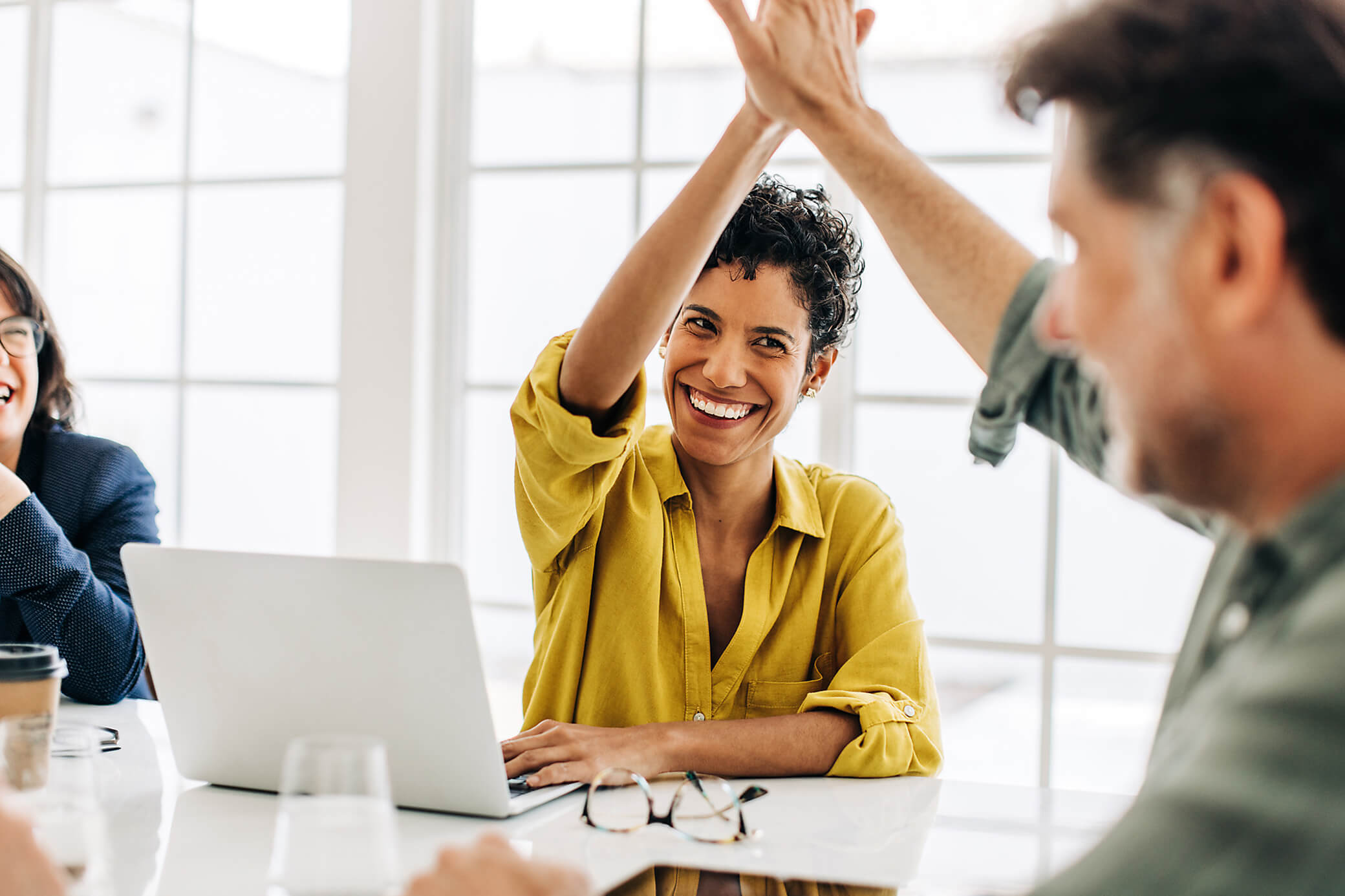 Frau und Mann geben sich High Five im Büro