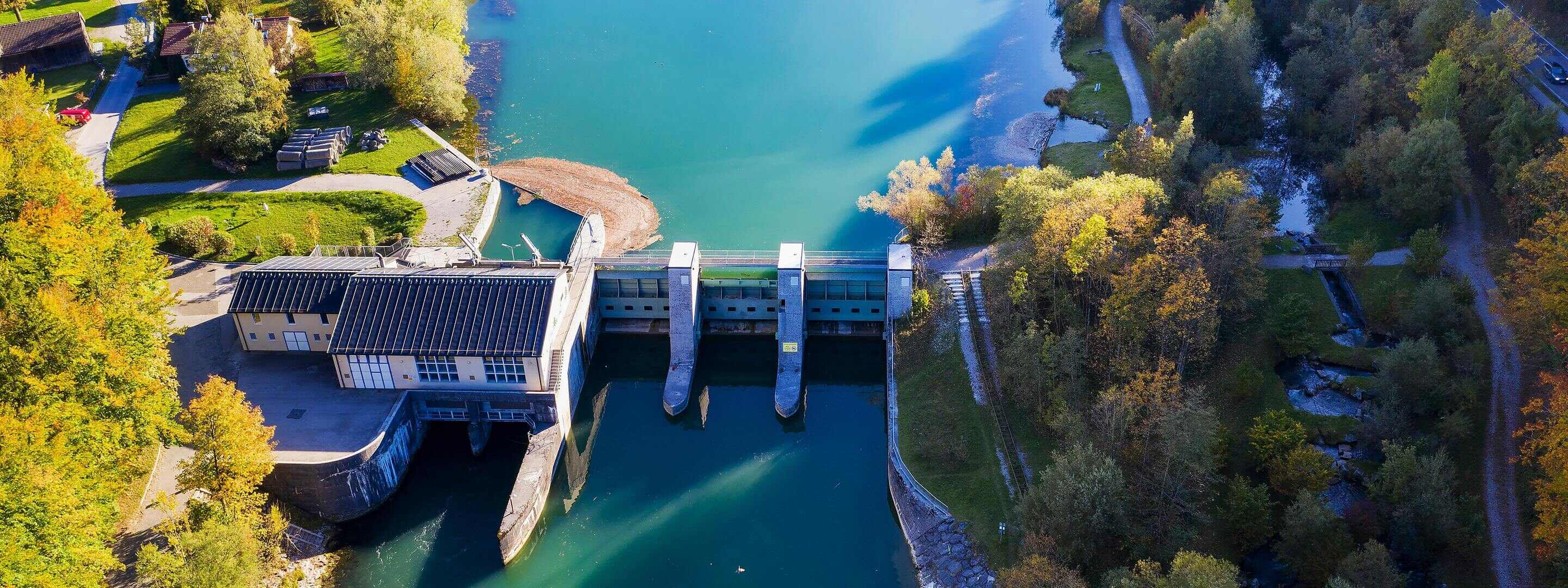 Ein Wasserkraftwerk in Deutschland von oben