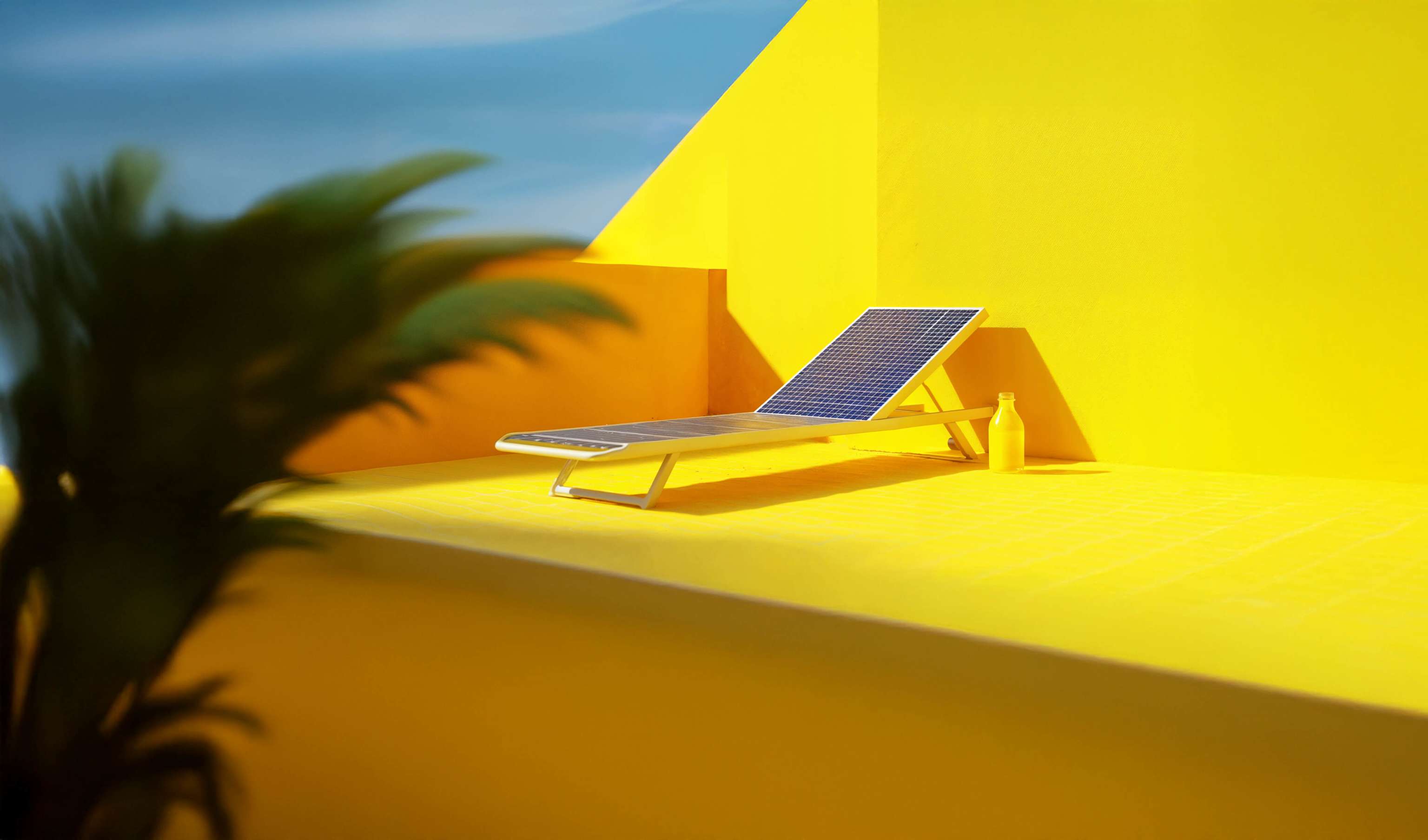 Sonnenliege Liegestuhl auf einer gelben Terrasse mit Solarmodul-Muster - KI generiert Sonnenliege Liegestuhl auf einer gelben Terrasse mit Solarmodul-Muster - KI generiert