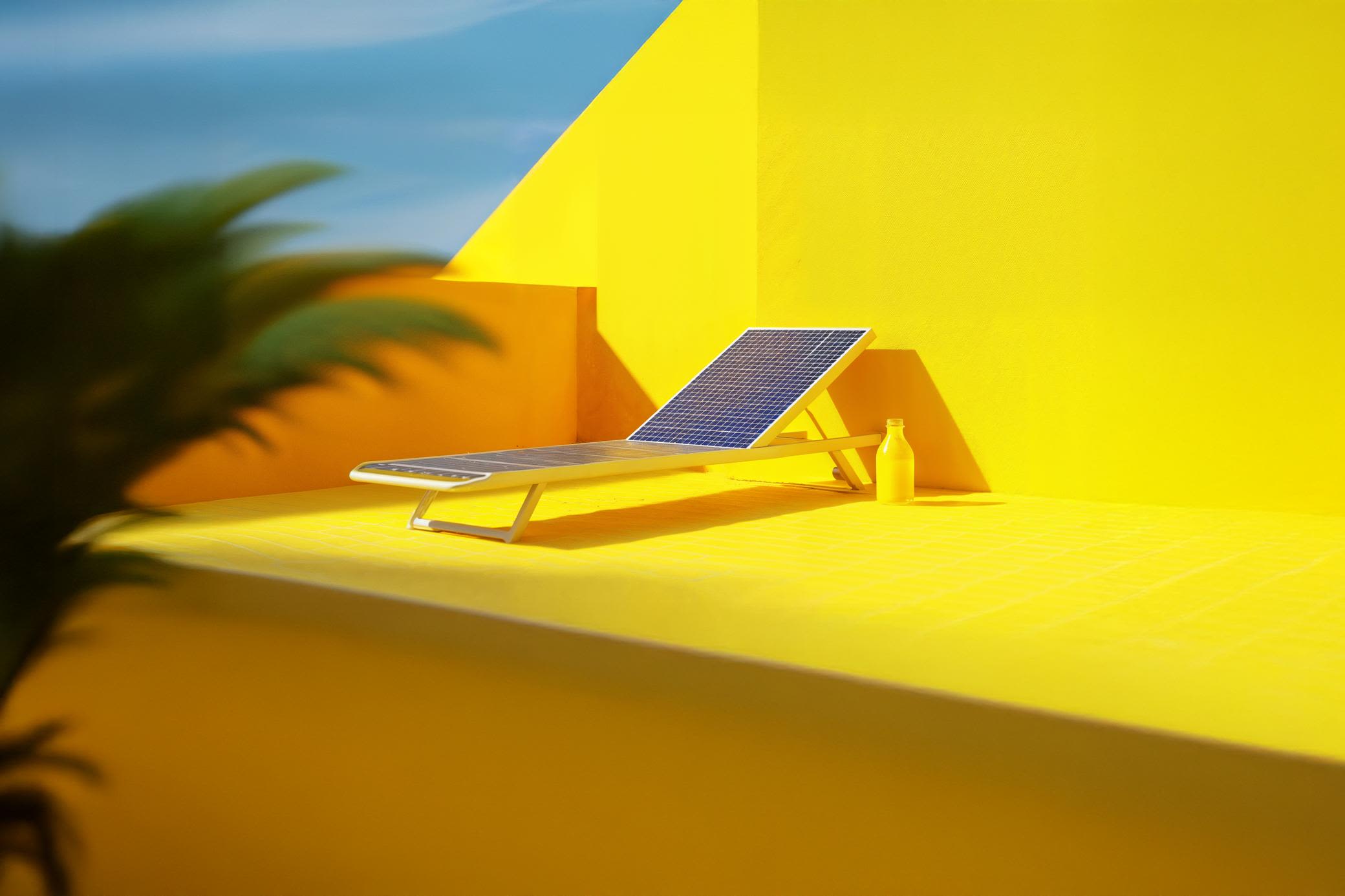 Solaranlage für dein Zuhause. Yello macht den Einstieg leicht Sonnenliege Liegestuhl auf einer gelben Terrasse mit Solarmodul-Muster - KI generiert