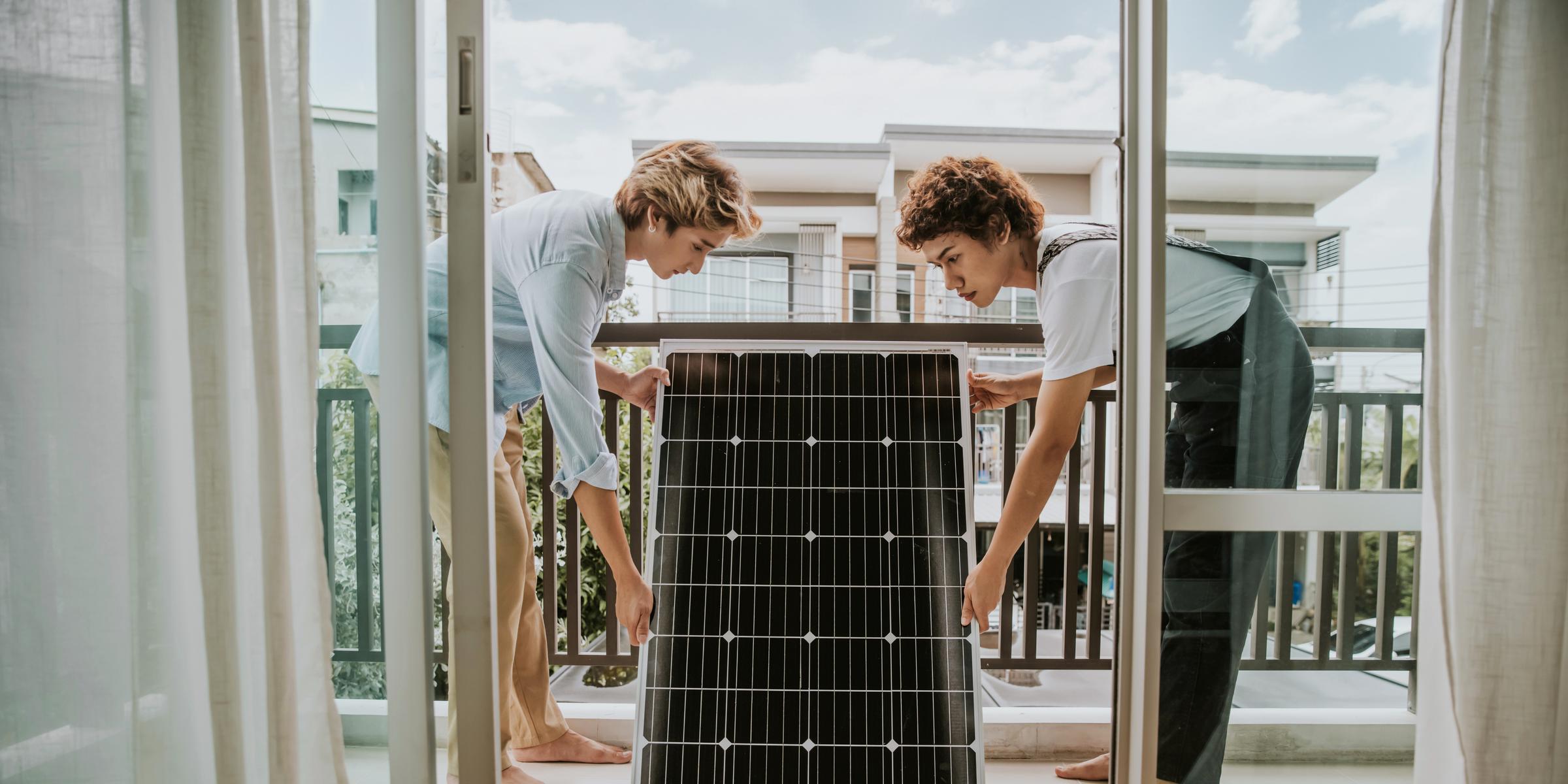 Mehrfamilienhaus mit Wärmepumpe und Balkonsolar.