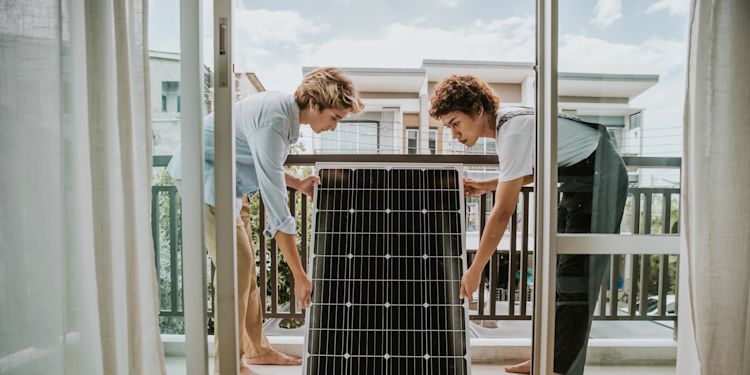 Mehrfamilienhaus mit Wärmepumpe und Balkonsolar.