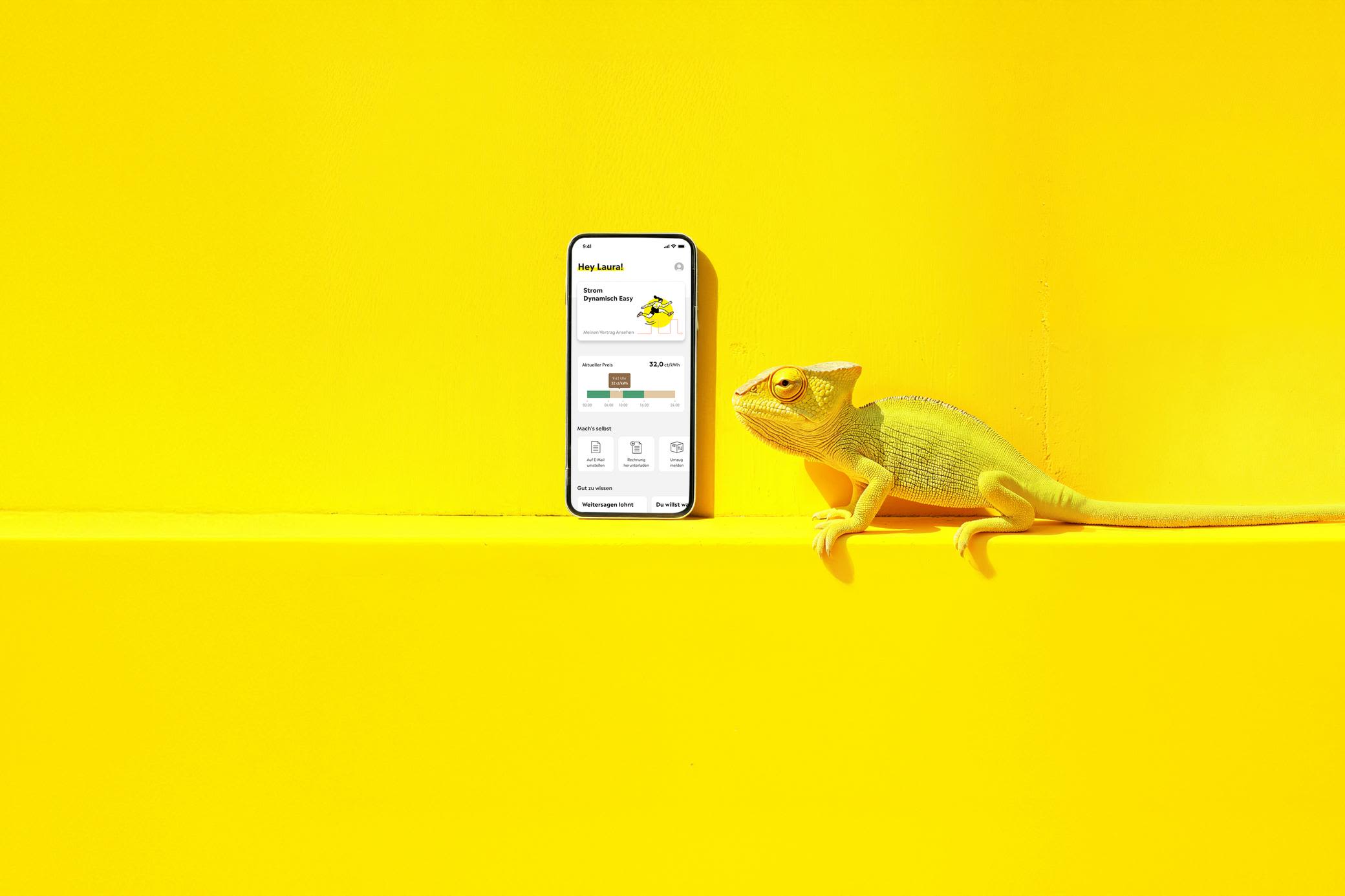 Mit unseren flexiblen Tarifen nutzt du Strom zu günstigen Zeiten Gelbes Chamäleon schaut auf ein Handy mit Yello App - KI generiert